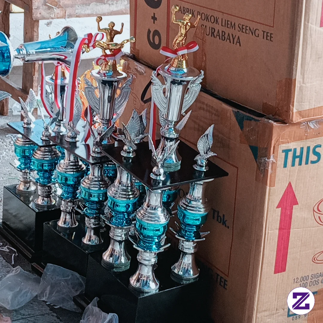 Mempersiapkan Lomba Dengan Hadiah Uang Dan Tropi Dibawah Ini