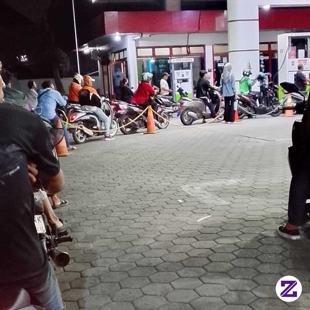 Mengantri Di POM Bensin