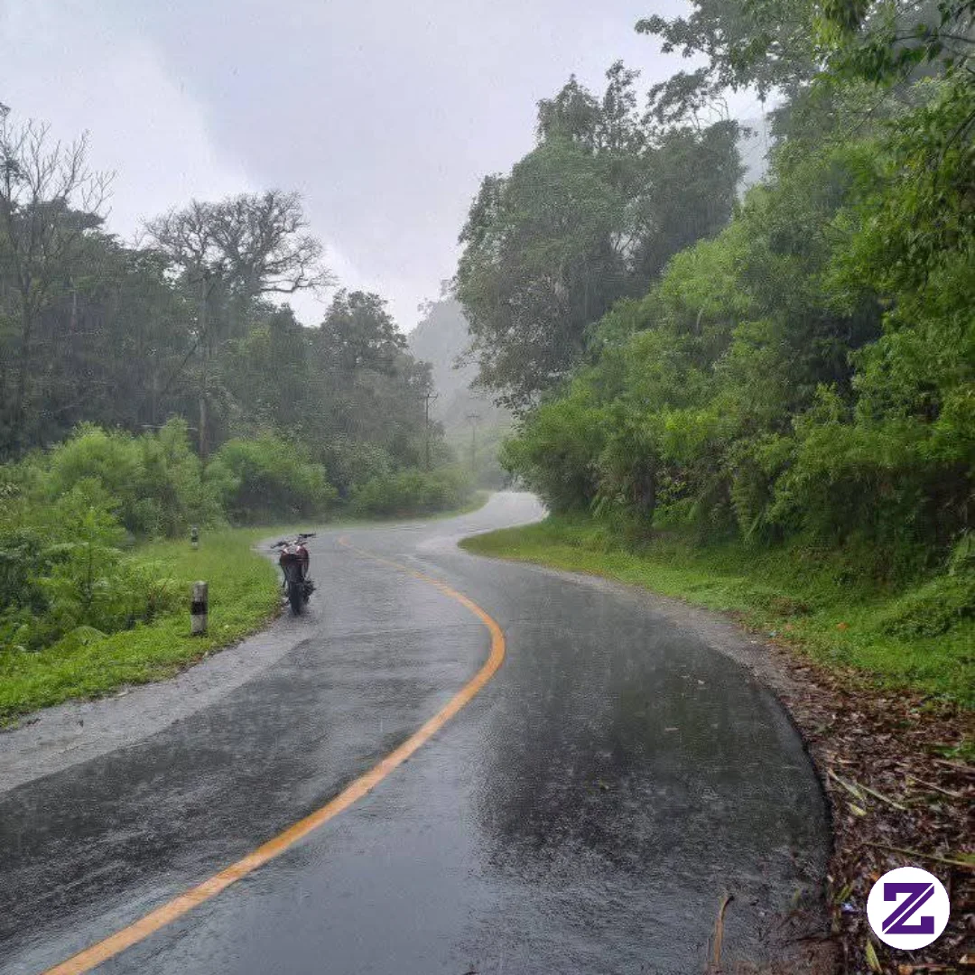 Kondisi Jalan Menuju Tempat Wisata Danau Rana Mese