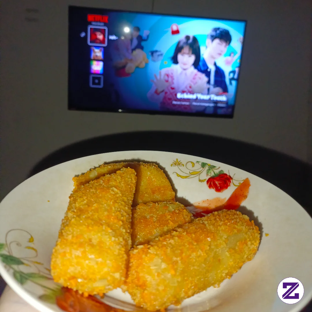 Me Time Paling Nikmat: Rebahan, Nonton Drakor, Ditemani Risol Hangat 🤭🥟💕