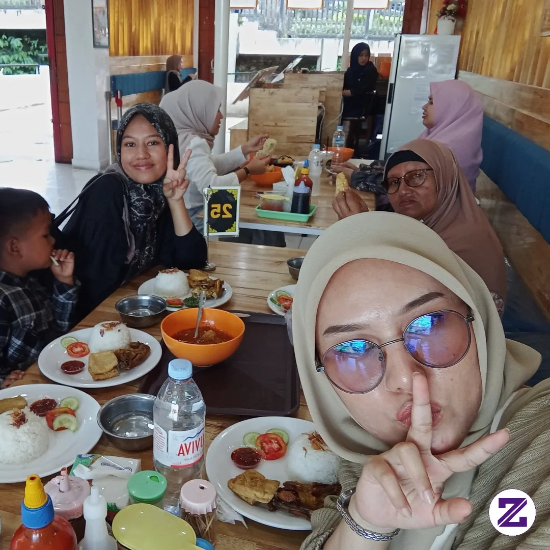 Siang Siang Habis Jalan Jalan Lebih Enak Makan Bersama Guys