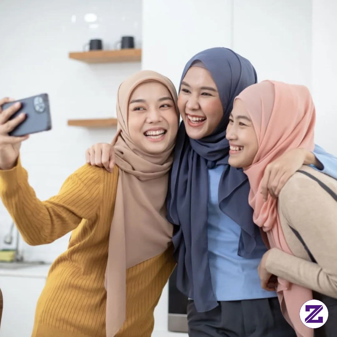 Momen Kebersamaan Penuh Tawa Dan Kehangatan Terpancar Jelas Dari Tiga Wanita