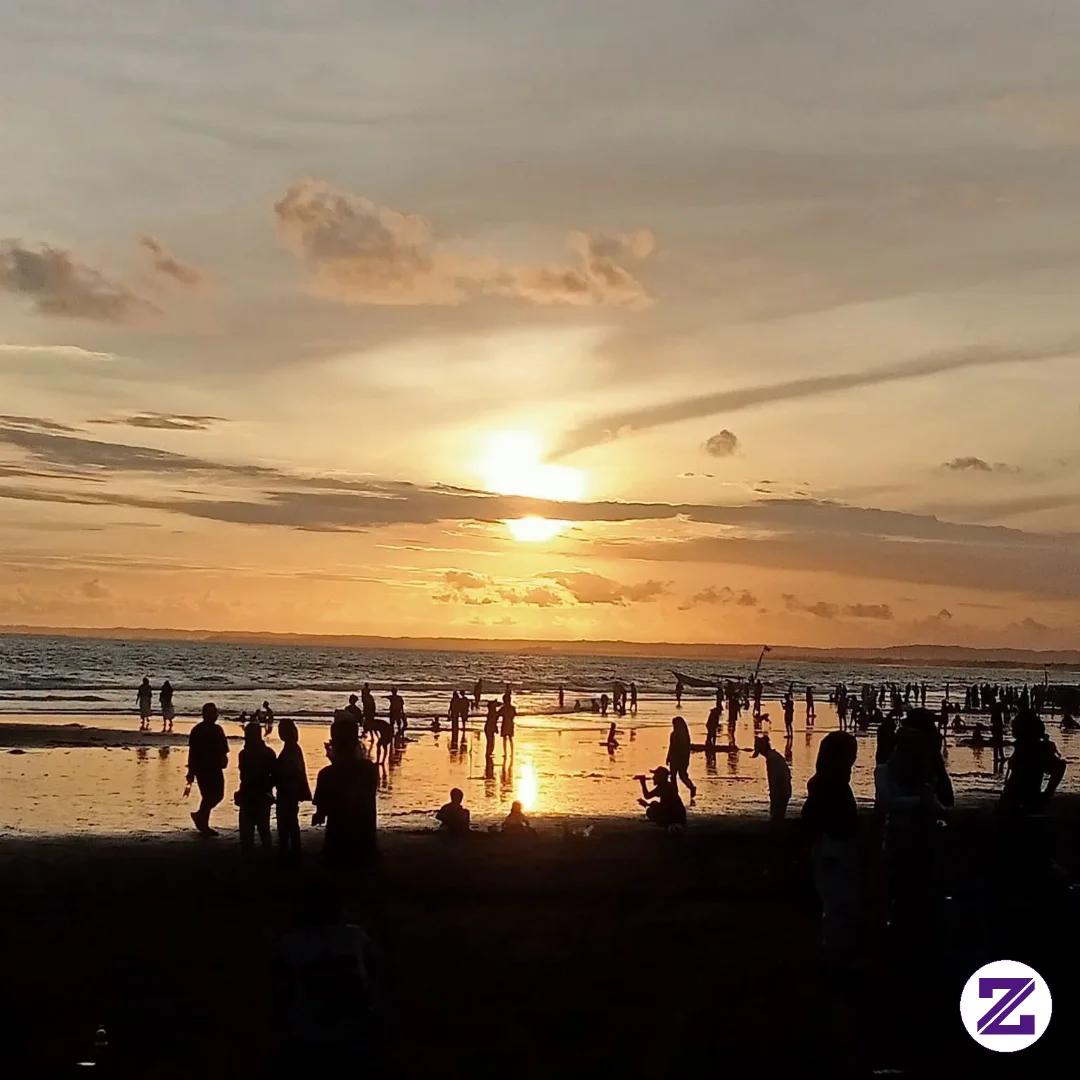 Menikmati Sanset Di Pantai