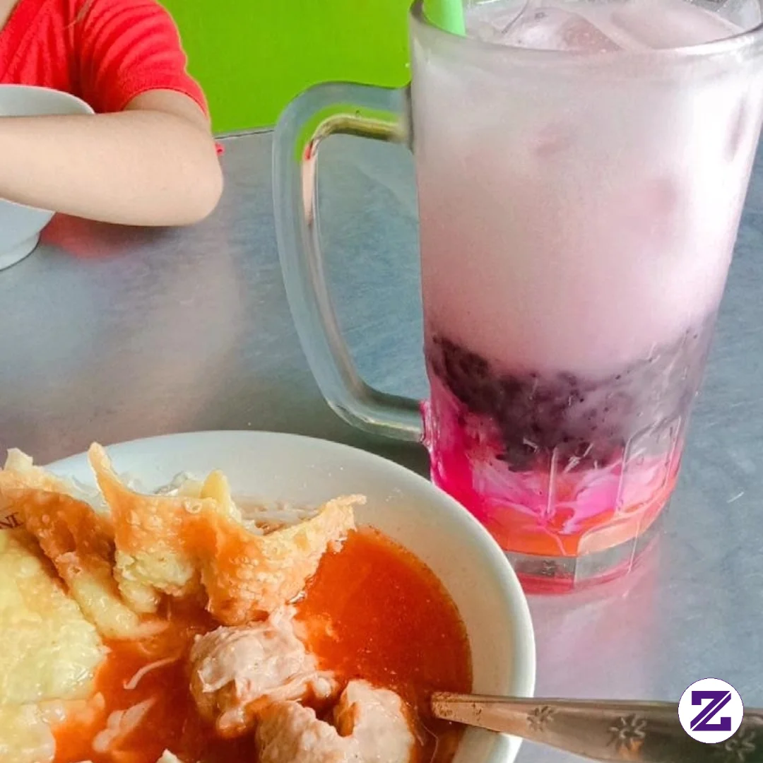 Panas-panas Gini Enaknya Ngebakso Sama Es..