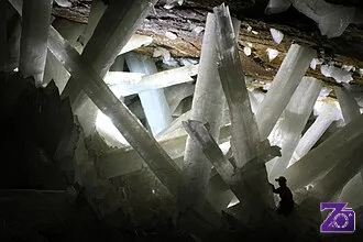 Di Bumi Ada Kristal Raksasa yang Tumbuh di Dalam Gua