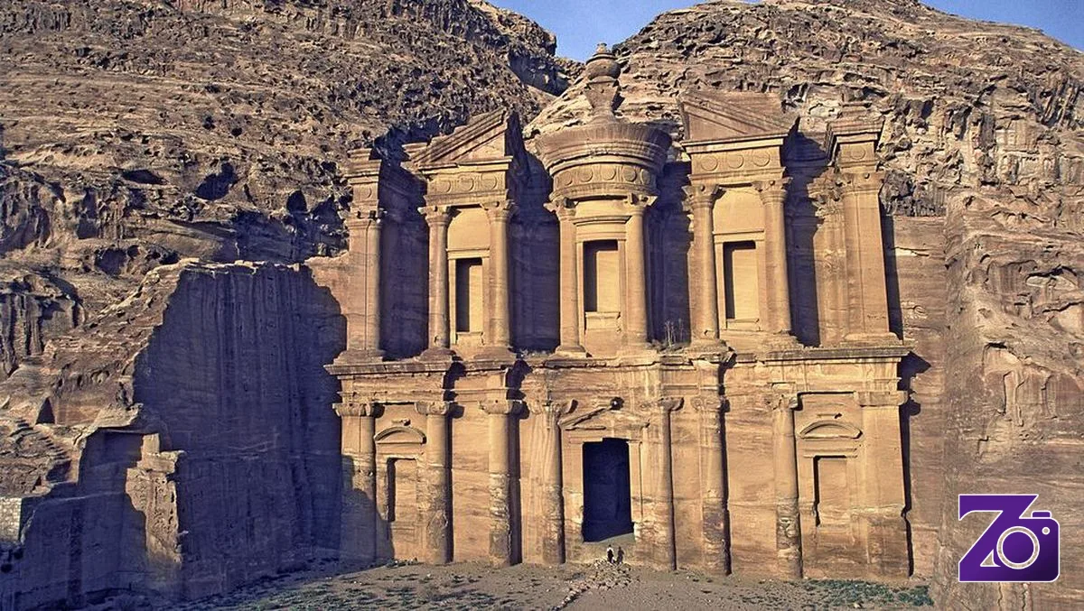 Kota Petra Dibangun di Dalam Tebing Batu