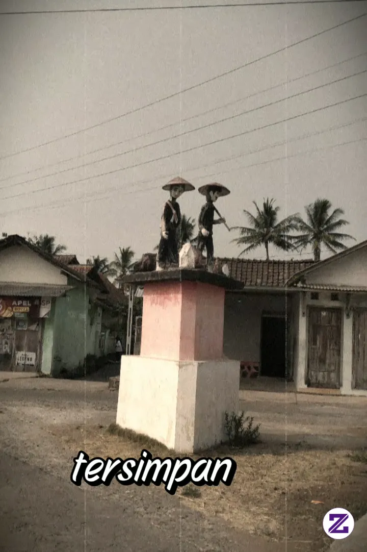 Sebuah Monumen Atau Patung Petani Tradisional Yang Mengenakan Topi Bambu