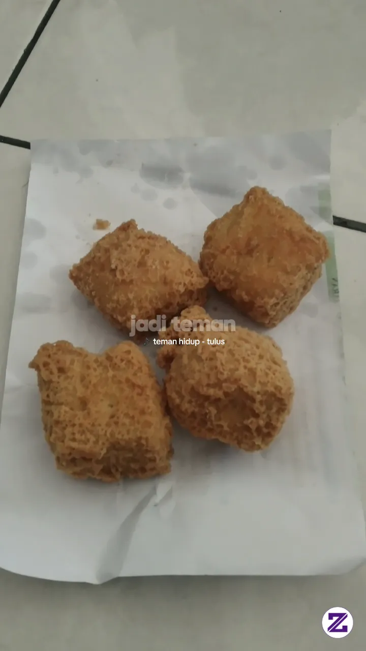 Empat Potong Camilan Gurih Berwarna Cokelat Keemasan Dengan Tekstur Luar Yang