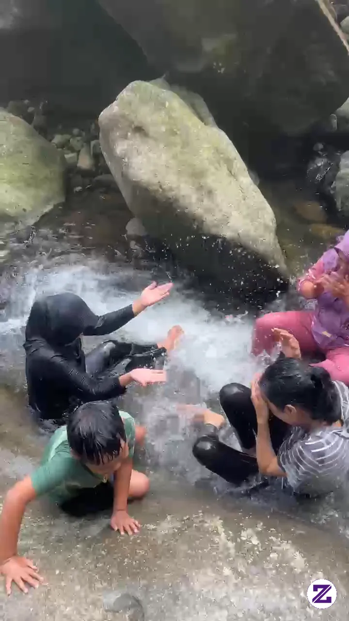 Udah Ema2 Jg Msh Main Yg Kaya Beginian,,,udah Kaya Anak Kecil Bae Ya😅