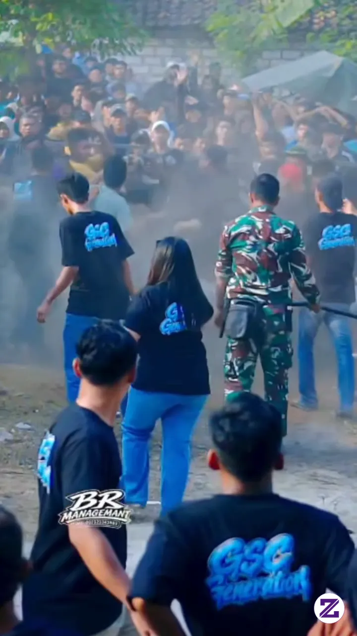 Kaos Kuning Tak Akoni Lanang Tenan,,ra Perduli Di Kroyok Tetep Nglindungi Bolo