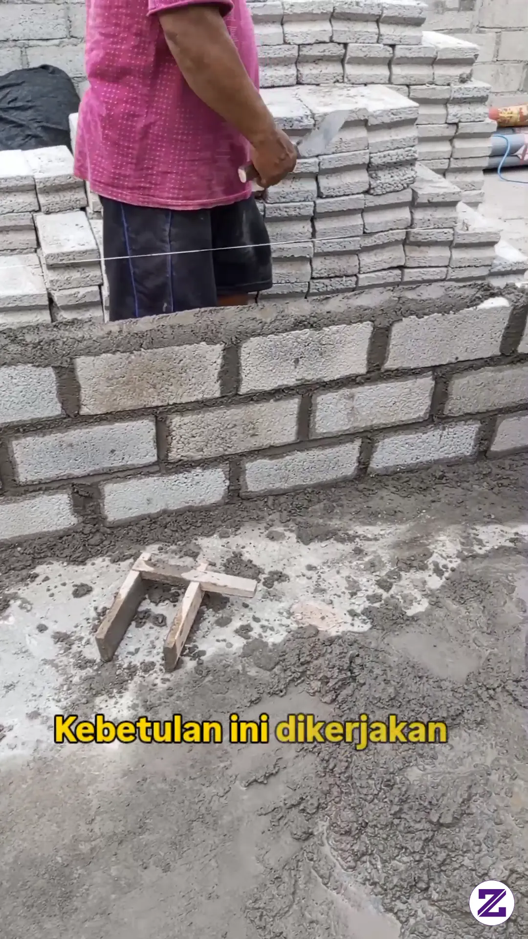 Proses Pemasangan Batako Kebetulan Di Kerjakan Dengan Ke Kompakan Yang Saling