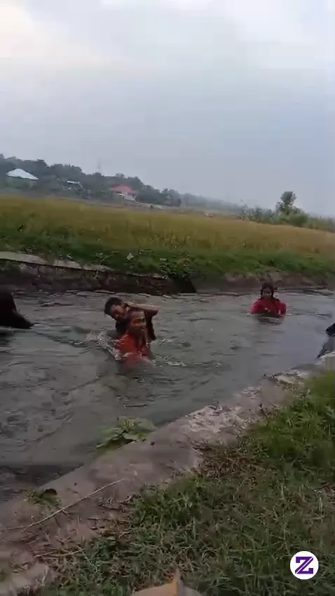 Keseruan Mandi Di Sungai
