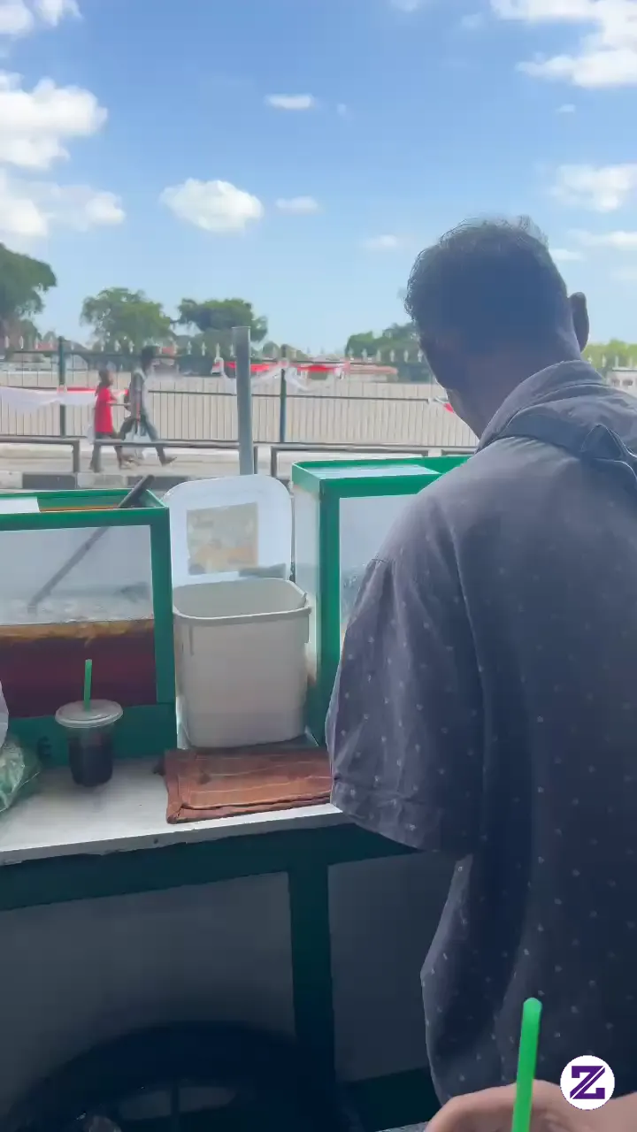 Lagi Mau Pulang Dari Kraton Tiba Tiba Di Kasih Es Kelapa Sama Bapak" Ini😁