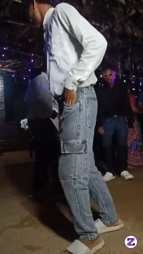Pria Ini Joged Ala Dancer Yang Viral Apakah Anda Menyukainya ??