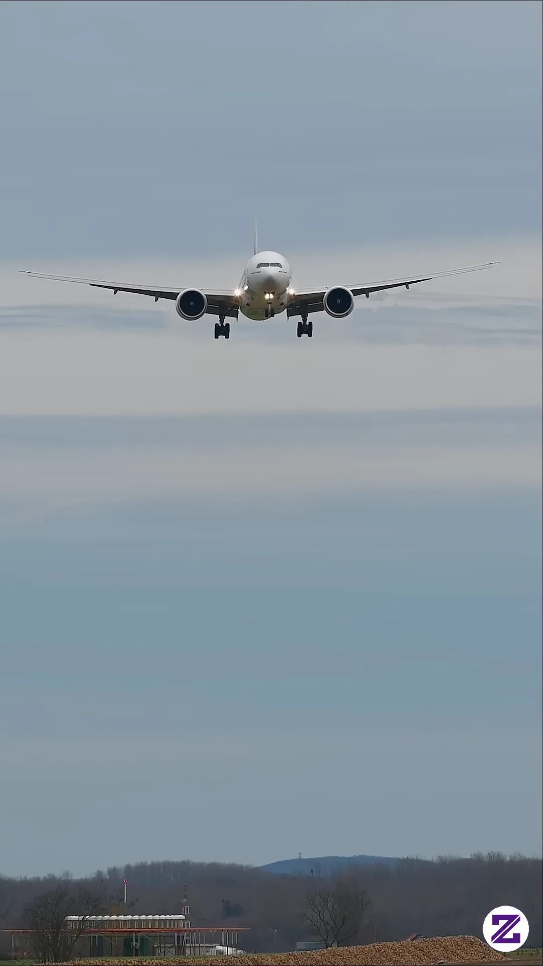 CROSSWIND🌬️ Emirates Boeing 777-300ER Landing At Brussels Airport
