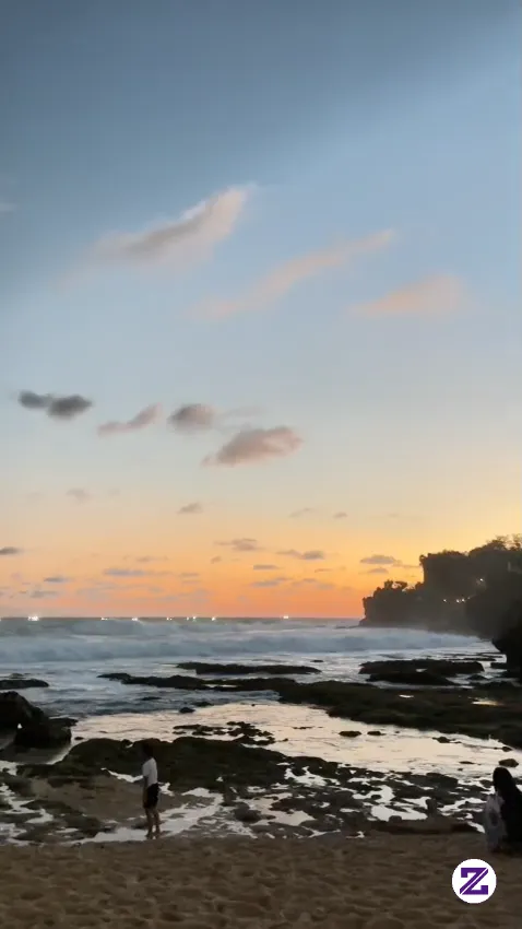 Menikmati Keindahan Senja Di Tepi Pantai