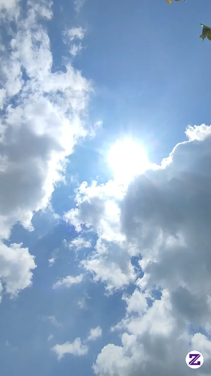 Pesona Langit Cerah Dan Awan Putih Di Bawah Sinar Matahari