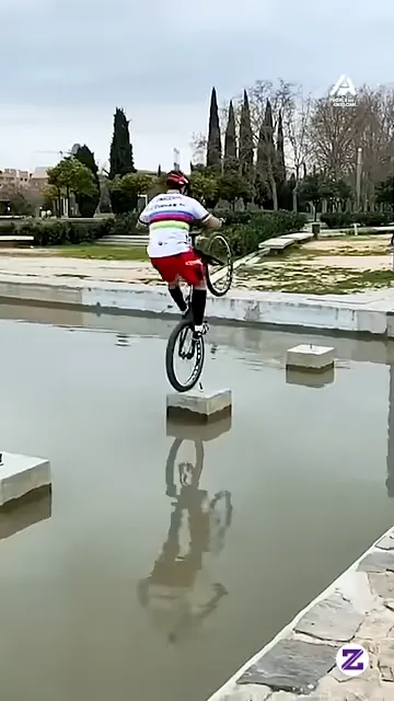 Bicyclists Jumps Over Water. Video Viral Dari People Are Awesome, Sudah Ditonton