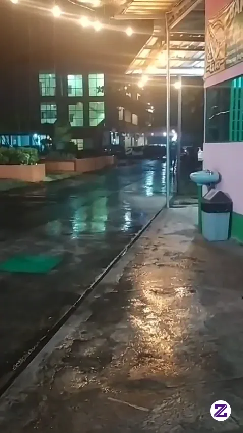 Hujan Deras Malam Hari Mengguyur Halaman Gedung Dengan Suasana Syahdu Bikin