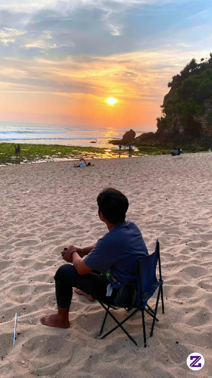 Momen Syahdu Duduk Sendirian Di Pantai Menikmati Sunset Indah Sore Hari Bikin