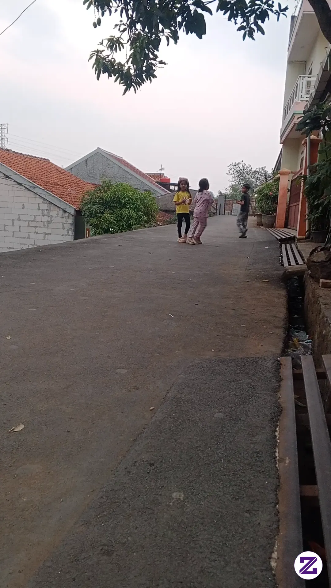 Anak Anak Bermain Menjelang Malam Di Jalan