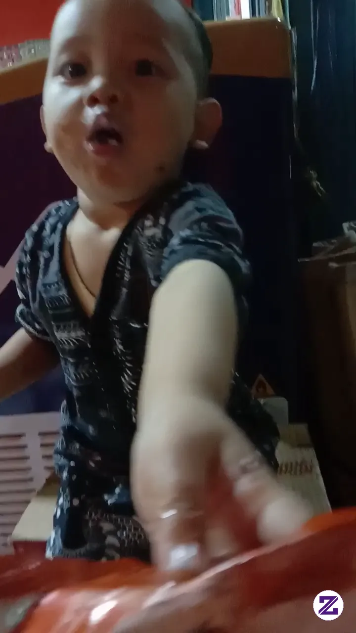 Si Kecil Lagi Makan Es Cream