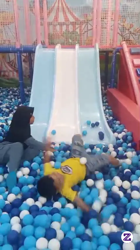 Si Kecil Lagi Mandi Bola