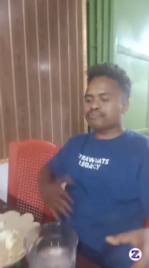 SAya Sedang Makan Di Warung
