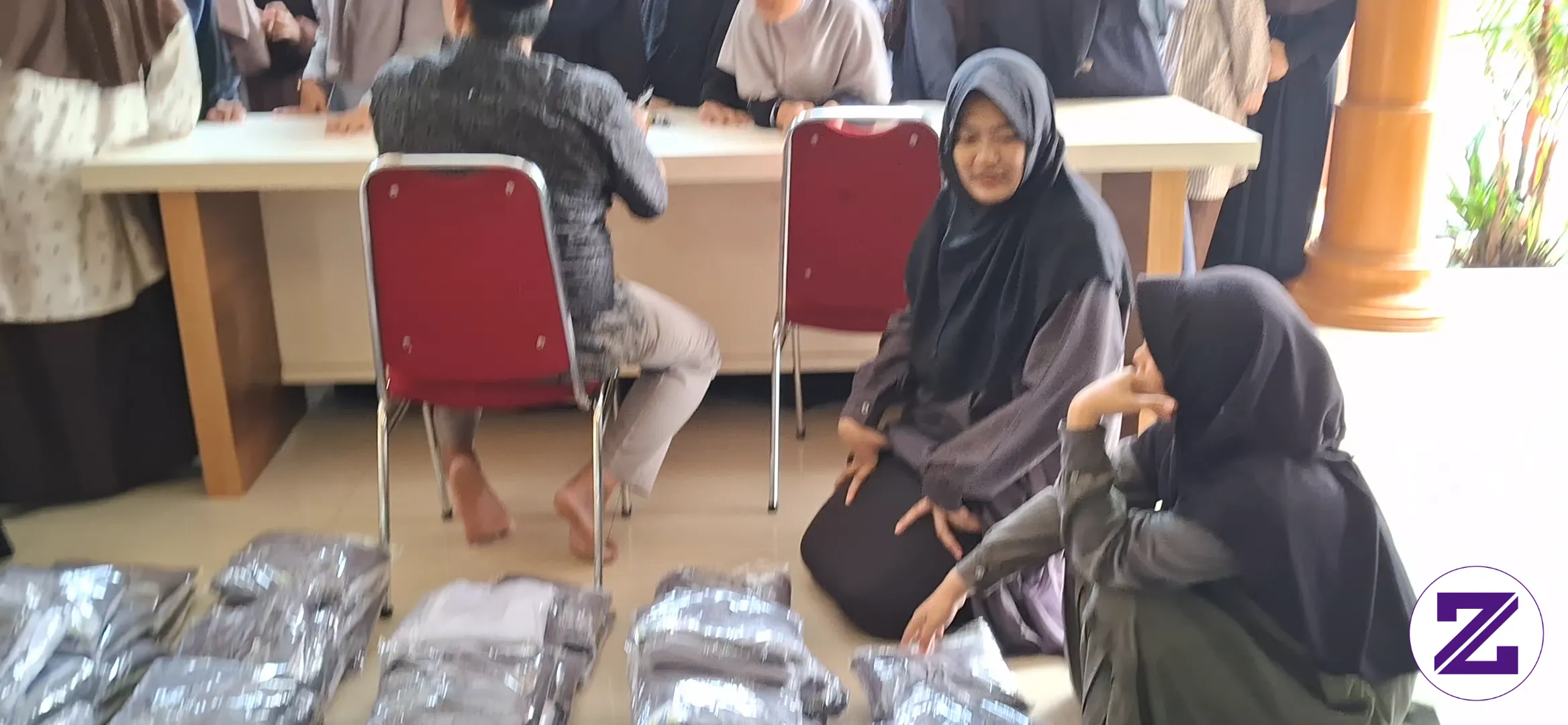 Pembagian Seragam Kaos Olahraga Santri Putri