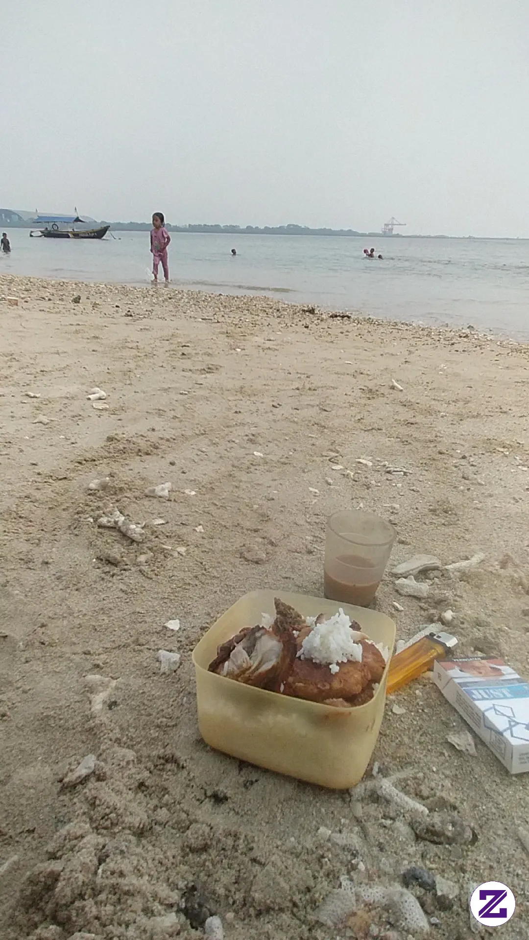 Keceriaan Alifia Bermain Di Pantai Ceria Banten