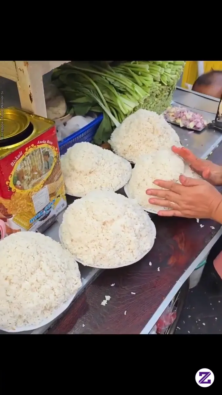 Videonya Menampilkan Nasi Goreng Merah Yang Dimasak Di Wajan Raksasa