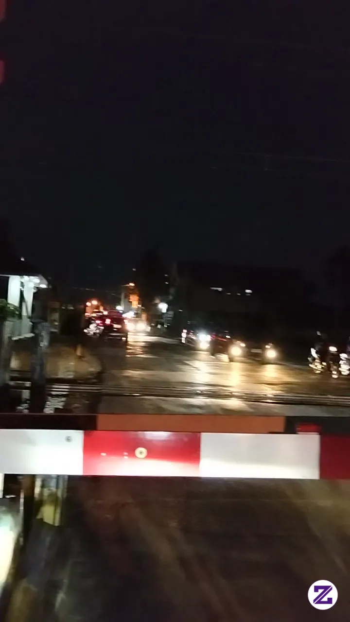 Serasa Di Prank. Kereta Nya Lewatnya Jam Berapa? 😆