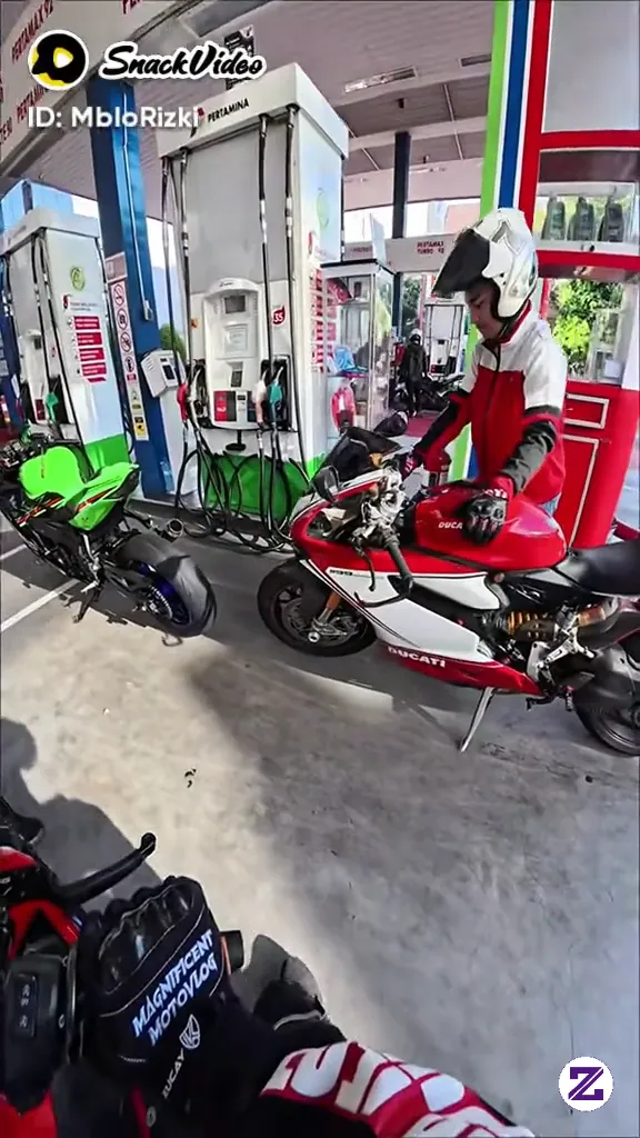 Kejadian Kocak Di Pom Bensin,bagi Motor Moge😃