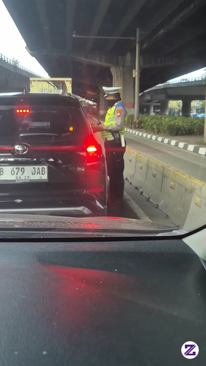 Perhatikan Tangan Kanan Nya, Udah Dpt Salam Tempel