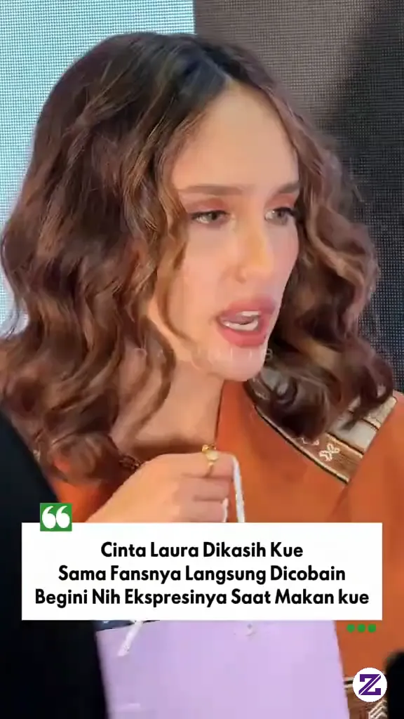 Cinta Laura Dikasi Kue Sama Fans,