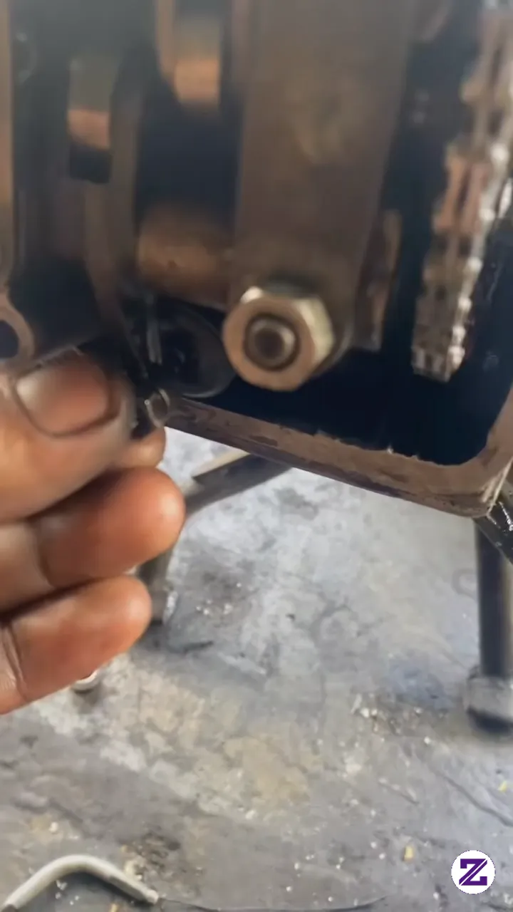 Seorang Mekanik Motor Menemukan Sebuah Keunikan Di Dalam Mesin