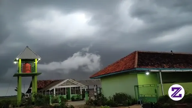 Kangen Suasana Sore Dengan Awan Hitam Diatas