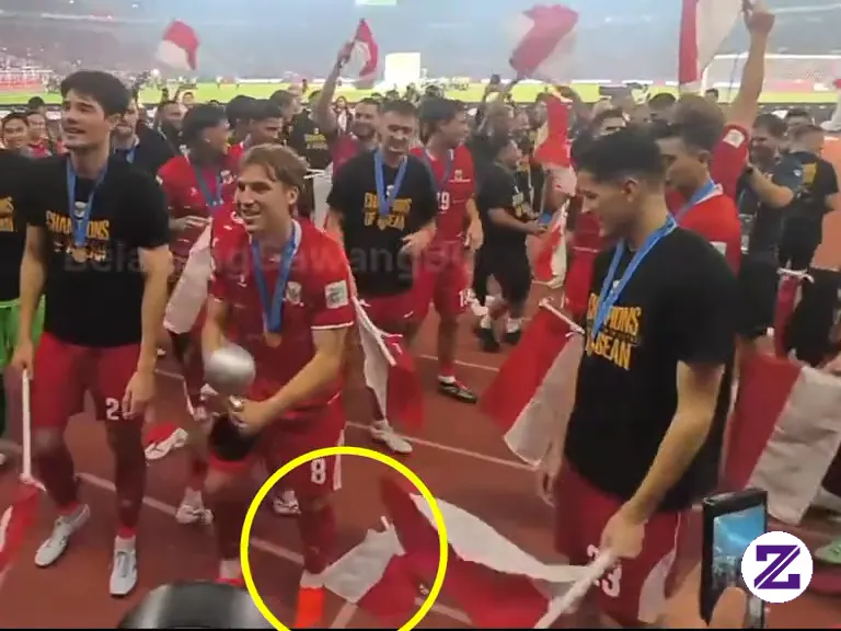 Momen Justin Hubner, Mengambil Bendera Yang Jatuh