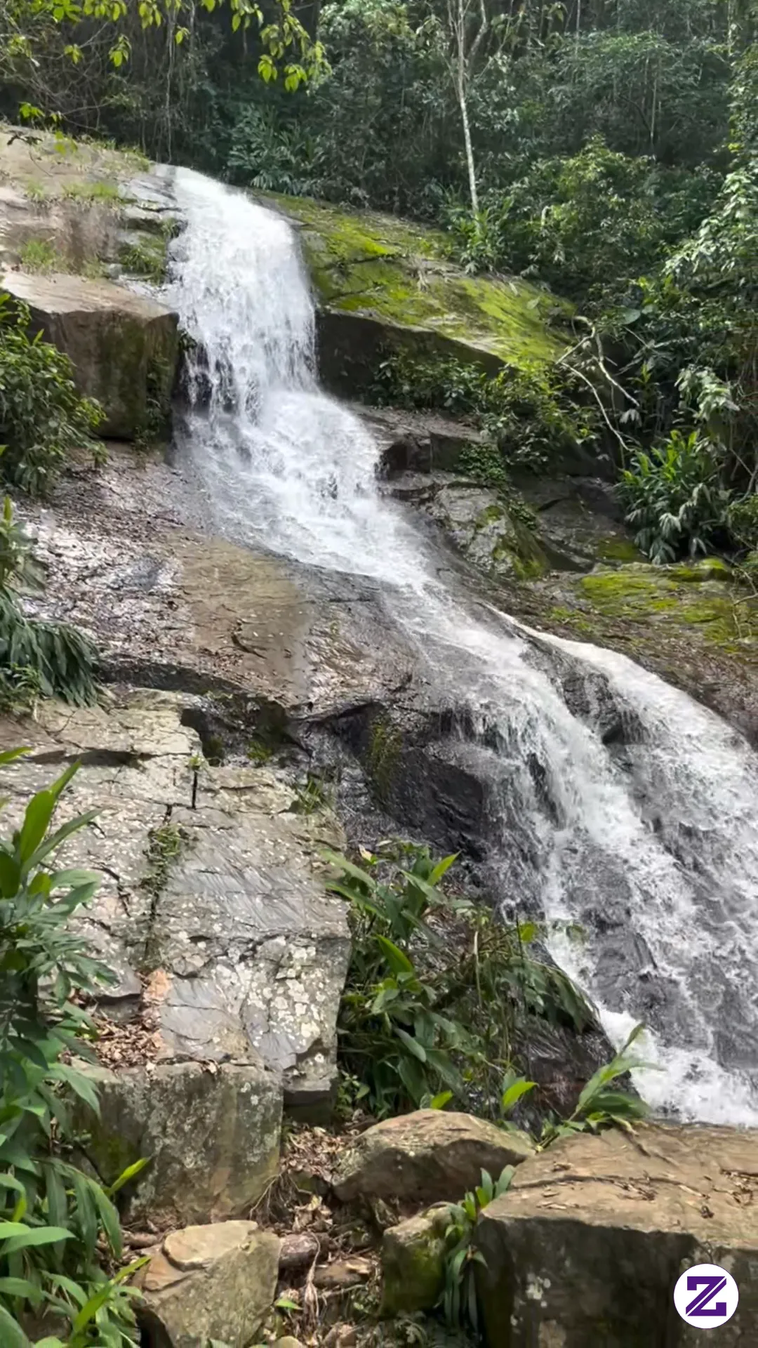 Air Terjun Ini Gak Jatuh, Dia Ngesot!