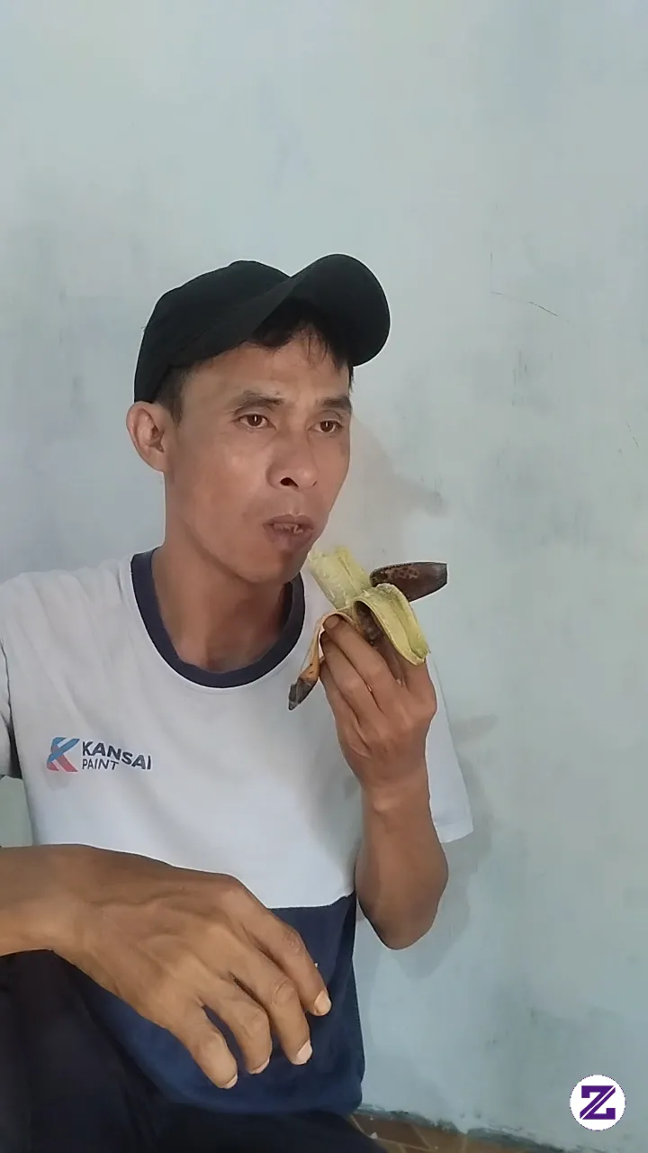 Makan Pisang Sambil Di Omelin