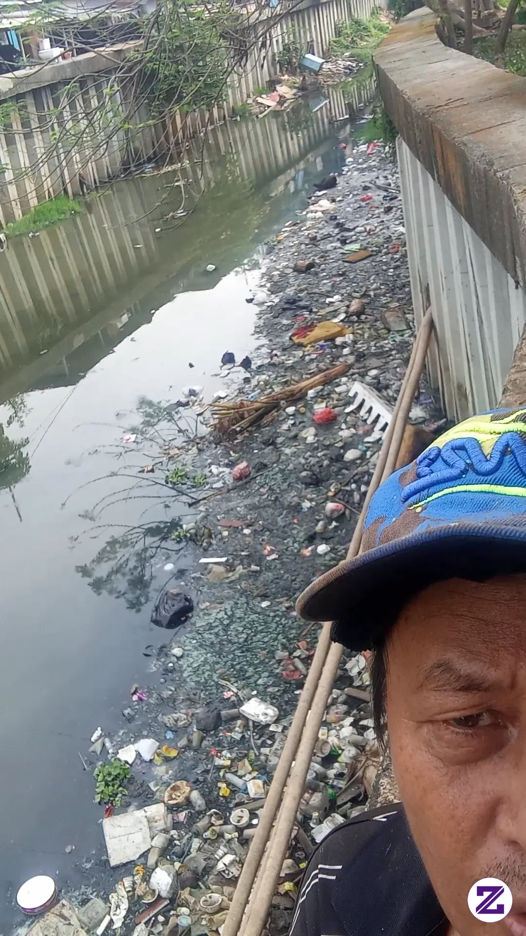 Sampah Berserakan Di Sungai, Dan Akhirnya Aernya Menghitam Bau Tidak Sedap Di