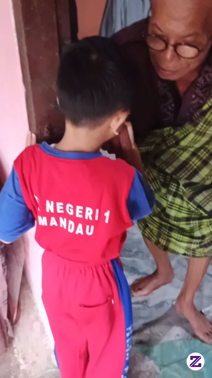 Pagi PAgi Sebelum Berangkat Sekolah, Wajib Datangi Rumah Atuk Moyang Buat Salim