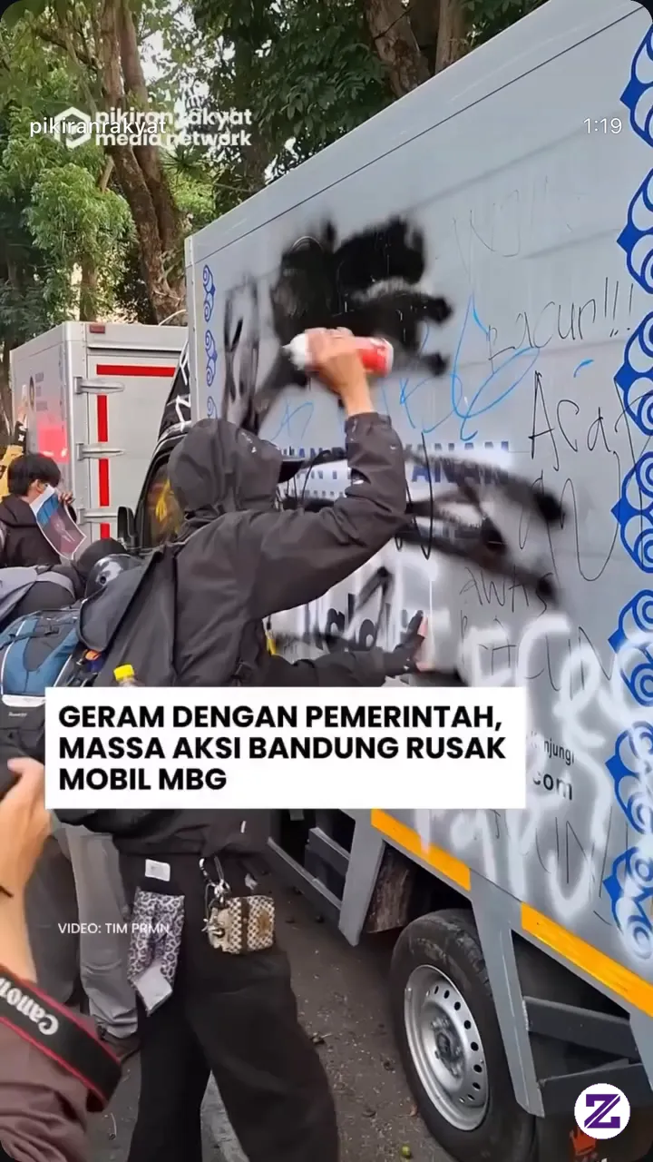 Mobil MBG Dirusak Massa Demo