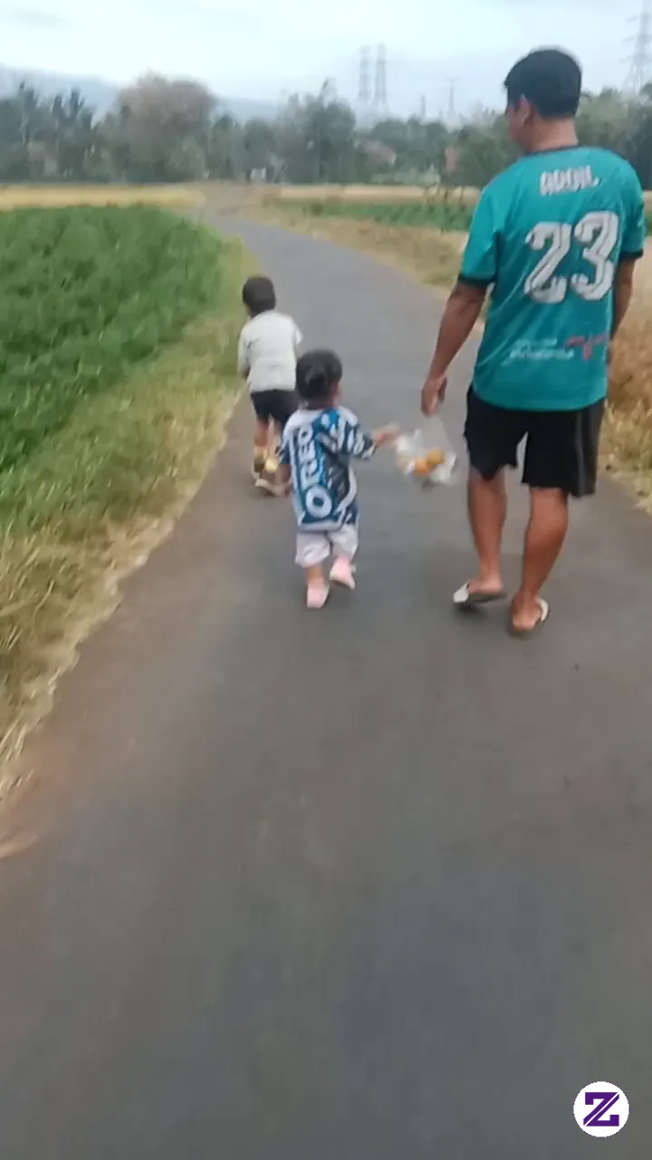 Jalan Pgi Sambil Nenteng Mkanan 😄