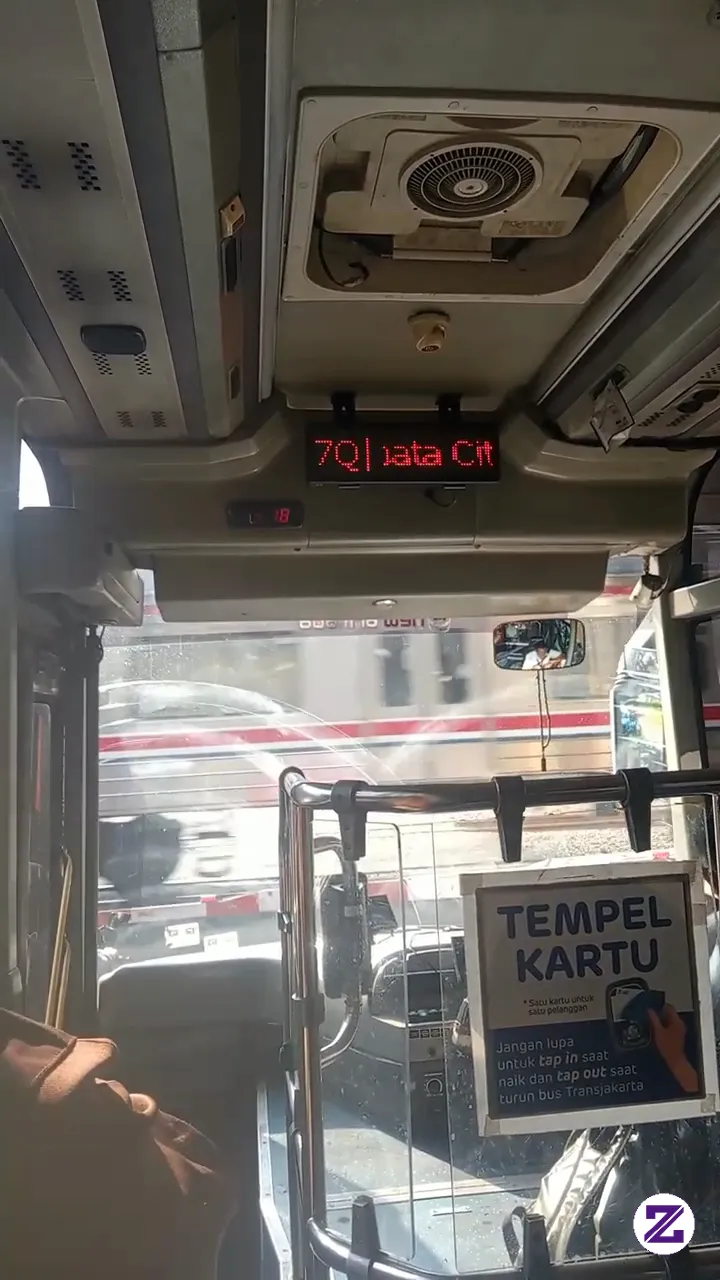 Jalan-jalan Cuma Liat Kereta Api Aja Udah Seneng Ya😂