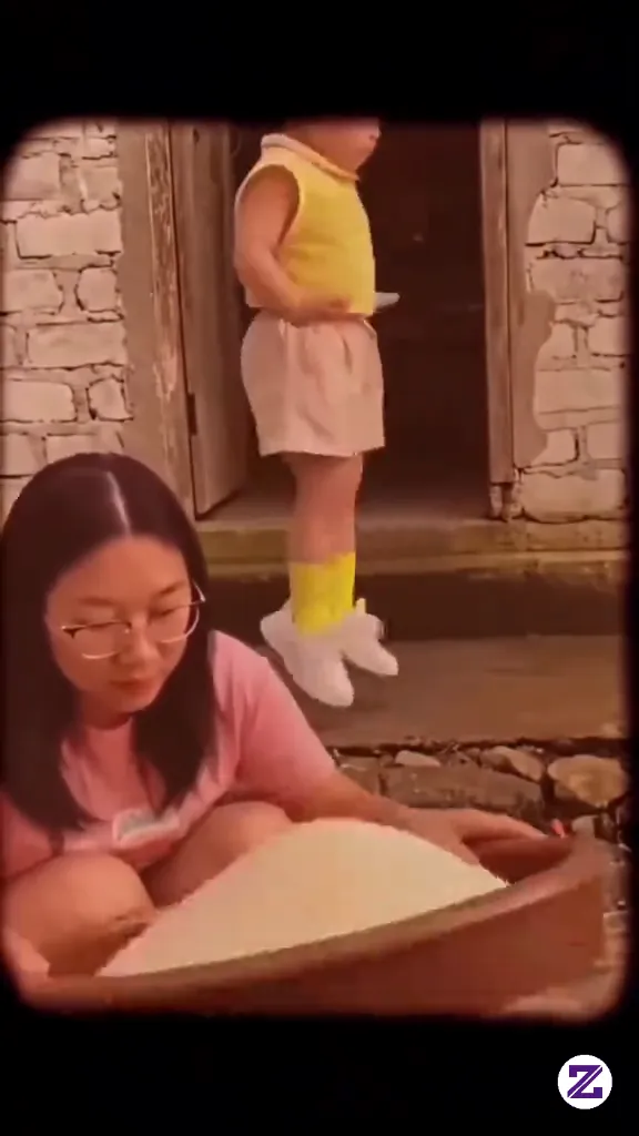 Lagi Ngledek Emaknya 😁😂