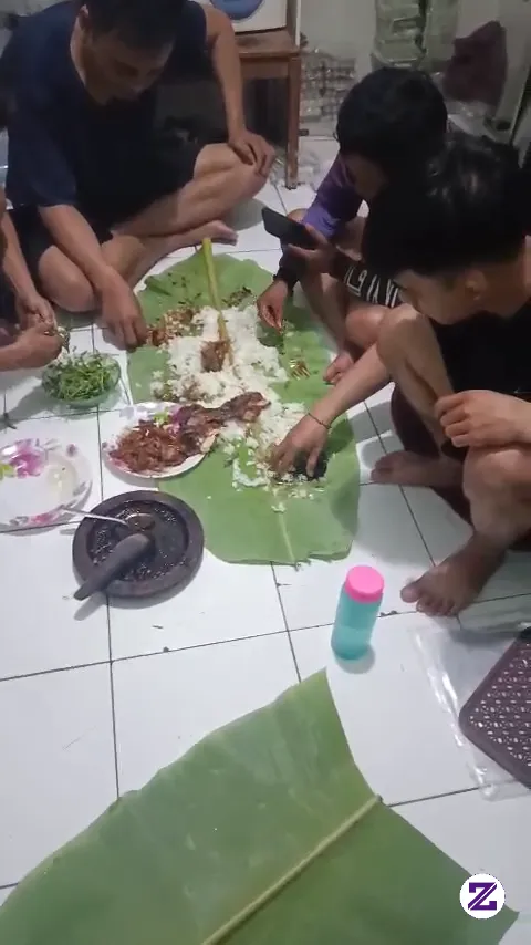 Ngaliwet Merupakan Tradisi Makan Makan Khas Suku Sunda Dengan Menyajikan Masakan