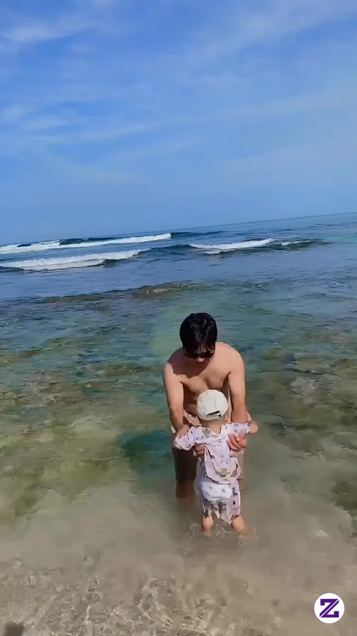 Susana Pantai Bareng Keponakan