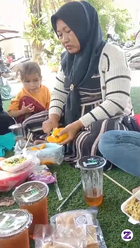 Emak-emak Kalo Nongkrong Kerjaannya Ga Jauh Dari Makan Sama Ngegibah...hahahaha