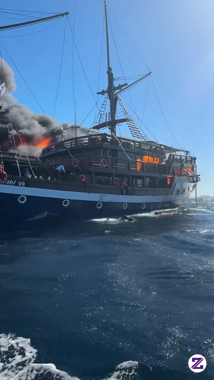 Kapal Pariwisata Labuhan Bajo Terbakar
